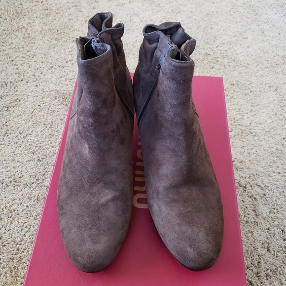 Munro Alfie bootie size 8.5 Medium  Greige - Picture 1 of 6